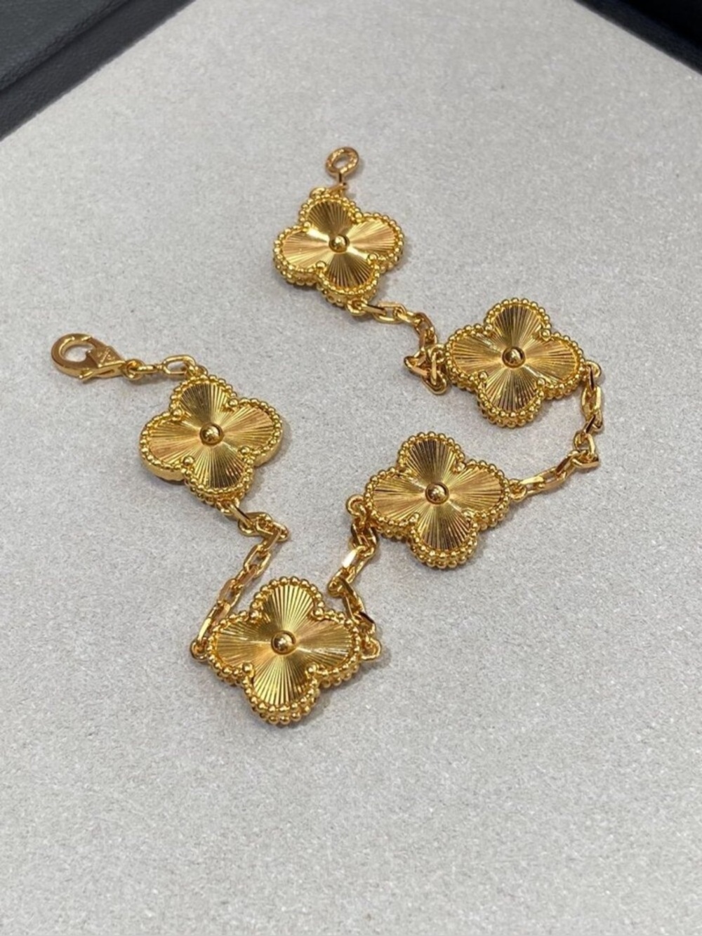 Authentic Van Cleef & Arpels VCA 18K Gold Guilloché 5 Motif Vintage Alhambra Pur